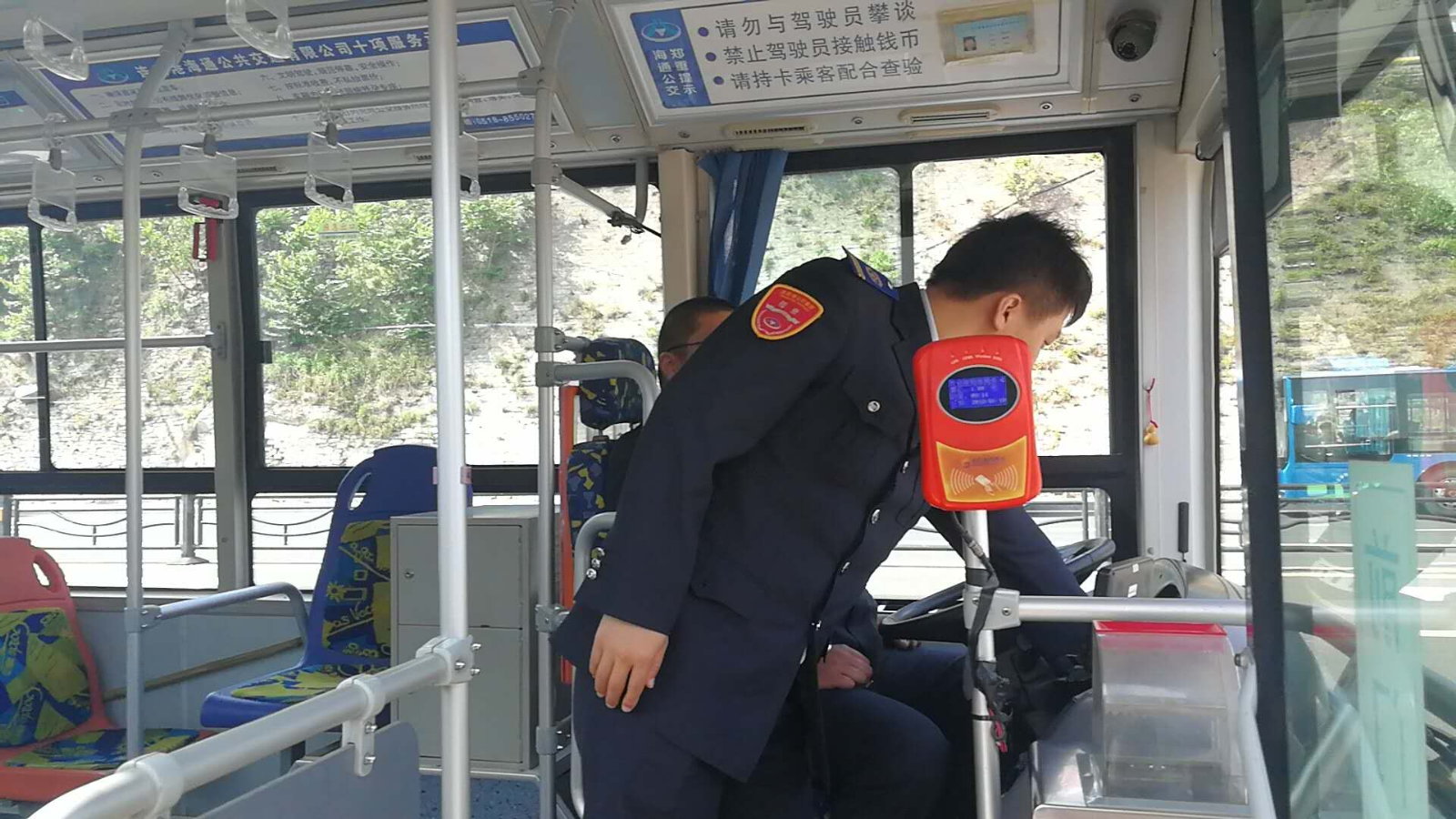 公交集團稽查大隊開展車輛衛(wèi)生排查整治活動